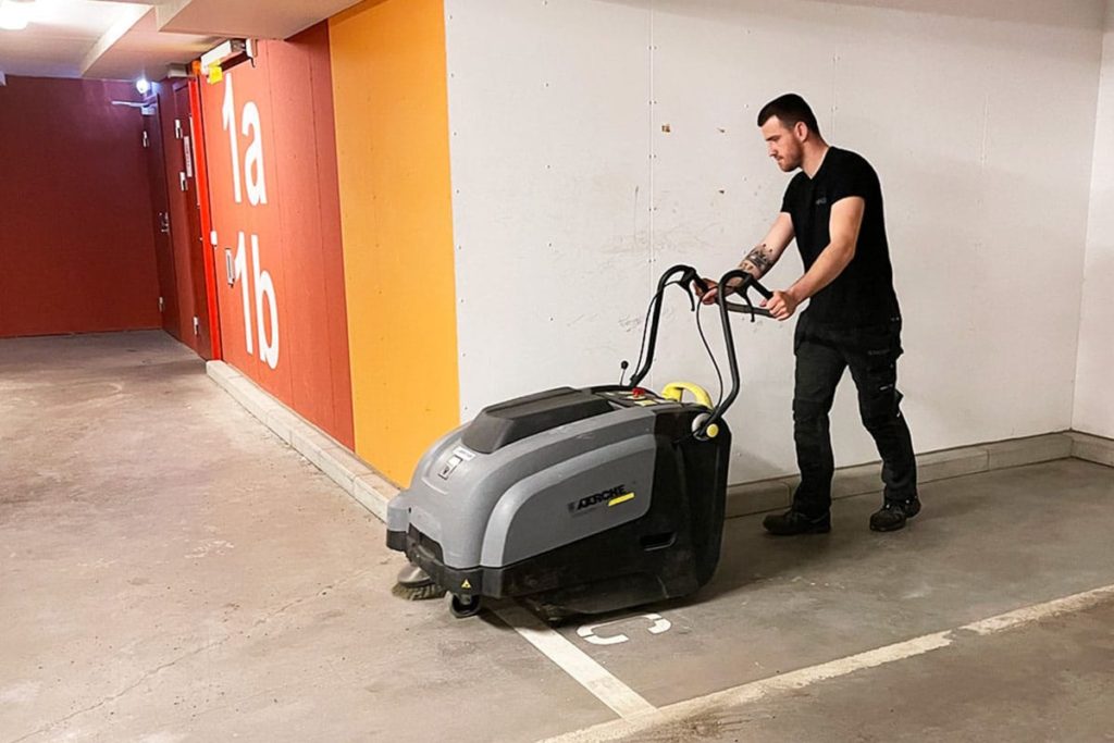 Kinga Städ - Garagestädning puff